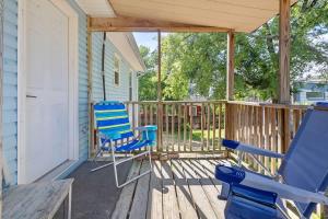 eine Veranda mit zwei Stühlen und einem Tisch in der Unterkunft Shem Shack-Old Village 5 mins to Beach in Charleston