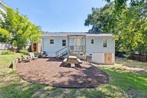 ein kleines Haus mit einem Picknicktisch im Hof in der Unterkunft Shem Shack-Old Village 5 mins to Beach in Charleston + 26 Fotos