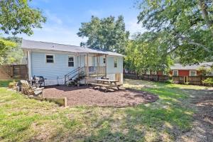 ein winziges Haus mit einem Picknicktisch und Bänken in der Unterkunft Shem Shack-Old Village 5 mins to Beach in Charleston