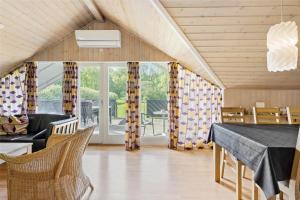 Una sala de estar con mesa y sillas y ventanas. en OH123-Storvorde-Kongeornen-3, en Storvorde 14 fotos más