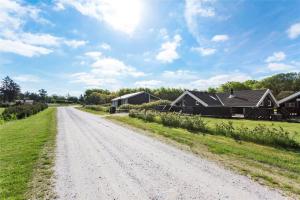 Un camino de tierra al lado de una finca con casas. en OH123-Storvorde-Kongeornen-3, en Storvorde