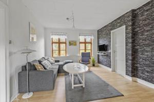 un soggiorno con un divano e un tavolo di 4725-Aakirkeby-Sondre-Landevej-208 ad Åkirkeby