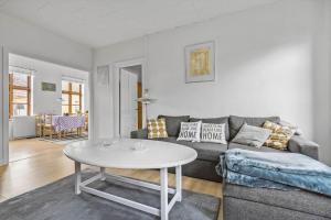 un soggiorno con un divano e un tavolo di 4725-Aakirkeby-Sondre-Landevej-208 ad Åkirkeby
