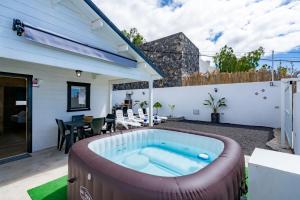 Nespecifikovaný výhled na hory nebo výhled na hory při pohledu z prázdninového domu