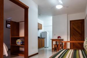 Arpoador Flat في إيتاكاري: غرفة مع مطبخ وغرفة طعام