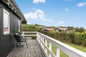 eine Terrasse mit 2 Stühlen und einem Tisch auf einem Haus in der Unterkunft 6788 Allinge - Gyvelvej 11 A in Allinge
