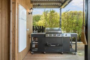 eine Außenküche mit einem Herd auf der Terrasse in der Unterkunft 6788 Allinge - Gyvelvej 11 A in Allinge