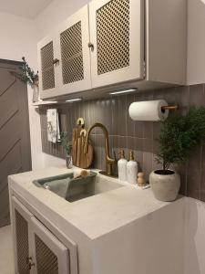 a kitchen counter with a sink and a faucet at Apartmento 04 in Pipa