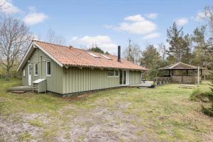 una pequeña casa verde con cenador en 1436-Aakirkeby-Strandlokken-10, en Vester Sømarken