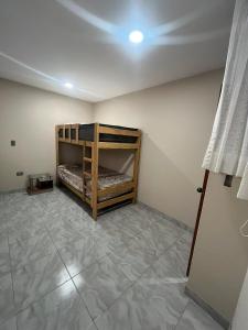 una habitación con dos literas en una habitación con techo en Departamento de Estreno Amplio y Confortable, en Ayacucho