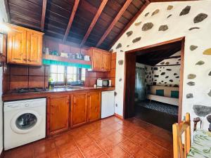 Kuchyň nebo kuchyňský kout v ubytování Casa Rural Furuco