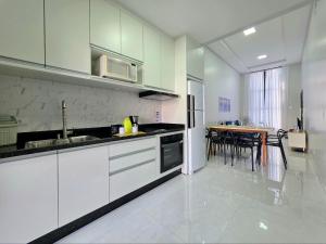 Kuchyň nebo kuchyňský kout v ubytování Casa novíssima 10 min das Cataratas 2 quartos