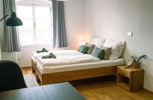 Un pat sau paturi într-o cameră la Luxury Apartments Pivovarské domy
