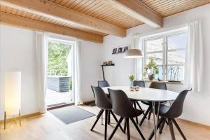 Åkirkebyにある4761-Aakirkeby-Hojlyngsvejen-12のテーブルと椅子のある白いダイニングルーム