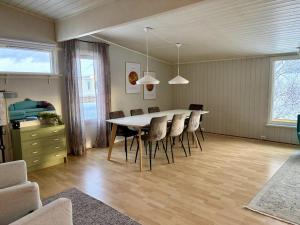 Un comedor con mesa y sillas en Spacious house - Free parking - King beds, en Tromsø