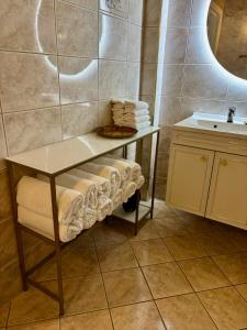 Un baño con una mesa, un lavabo y toallas. en Spacious house - Free parking - King beds, en Tromsø 23 fotos más