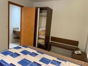 1 dormitorio con cama y armario con espejo en Boulevard Suítes Host Hub, en Caldas Novas 30 fotos más