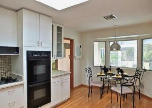 Imagen de la galería de Spacious Five-Bedroom Coastal Estate with Private Outdoor Retreats, en Long Beach