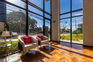 Χώρος καθιστικού στο Studio VIBE Curitiba - Sofisticação e Conforto - Próximo a Liga Arena