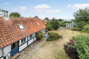 eine Luftaufnahme eines Hauses mit Garten in der Unterkunft 5568 Gudhjem - Melsted By 19 in Gudhjem