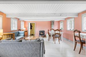 ein Wohnzimmer mit Sofa und Tisch in der Unterkunft 5568 Gudhjem - Melsted By 19 in Gudhjem
