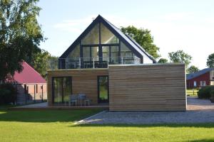 a house with a gambrel roof at Haus Berta Exklusives Architektenhaus Fehmarn, strandnah in Fehmarn
