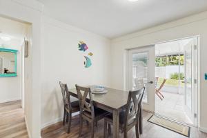 a dining room with a table and chairs at Avocado Cottage in Seminole +15 photos