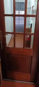 eine Holztür mit einem Fenster in einem Zimmer in der Unterkunft Ocean Studio in Peniche