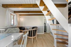 una cucina e una sala da pranzo con scala a chiocciola di 5554-Svaneke-Bakken-1 a Svaneke Altre 12 foto