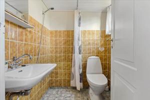 un bagno con un water e un lavandino di 5554-Svaneke-Bakken-1 a Svaneke