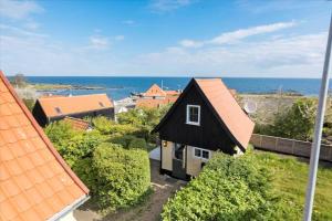 una vista aerea di una casa con l'oceano sullo sfondo di 5554-Svaneke-Bakken-1 a Svaneke