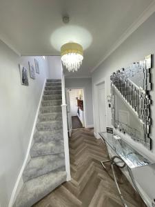 Gallery image of Spacious 4-Bedroom Family Home in Giffnock Glasgow in Pollokshaws