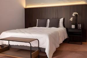ein Schlafzimmer mit einem großen weißen Bett und einem Tisch in der Unterkunft Casa 212 con WIFI alta velocidad y estacionamiento in Puebla
