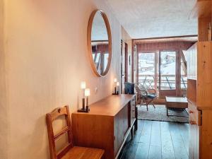 une pièce avec un bureau avec un miroir et une chaise dans l'établissement Résidence Le Santel - 3 pièces · La Daille · Ski aux pieds MAE-1733, à Le Crêt