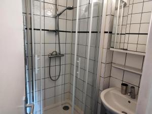 une salle de bain avec douche et lavabo dans l'établissement Résidence Le Santel - 3 pièces · La Daille · Ski aux pieds MAE-1733, à Le Crêt