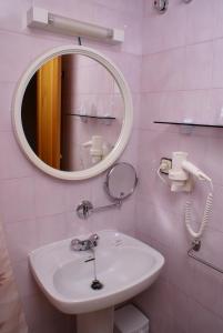 a bathroom with a sink and a mirror at Casa Masover in Buira