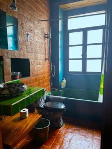 a bathroom with a toilet and a bath tub at Latidos del Centro de CDMX in Mexico City