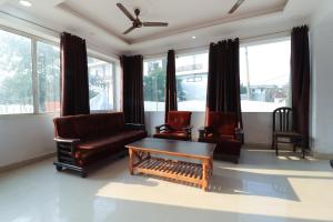 Ruang duduk di Hotel O Shri Tirupati