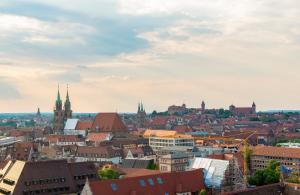 Una vista de la ciudad de Viena con su catedral. en Leonardo Royal Hotel Nürnberg, en Núremberg