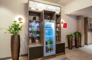 Un refrigerador grande lleno de bebidas en una tienda. en Leonardo Royal Hotel Nürnberg, en Núremberg 107 fotos más