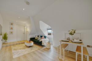 Χώρος καθιστικού στο Penthouse Hideaway in Bromley 1BR Free Parking