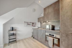 Η κουζίνα ή μικρή κουζίνα στο Penthouse Hideaway in Bromley 1BR Free Parking