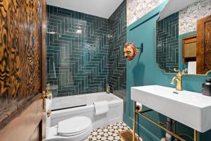 Ένα μπάνιο στο Old Clarksville House w Secret Speakeasy Style Bar - 914 Crossland Ave +44 φωτογραφίες
