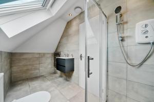 Ένα μπάνιο στο Penthouse Hideaway in Bromley 1BR Free Parking