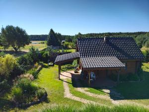 eine Draufsicht auf ein Haus mit einem Dach in der Unterkunft Przystań Natury - Drewniany Dom Wakacyjny in Domysłów