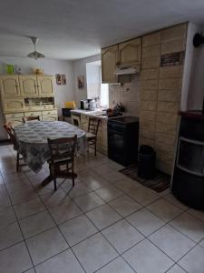 Kuchyň nebo kuchyňský kout v ubytování Appartement spacieux
