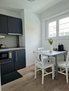 a kitchen and dining room with a table and chairs at Casa Maria Bern in Bern