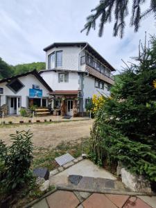 Casa blanca grande con porche y patio en Cabana Micutu, en Sebeş