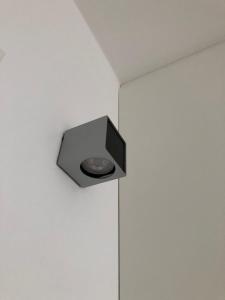 a tv on the corner of a white wall at Haus Charly Exklusives Architektenhaus Holzbauweise Fehmarn, strandnah in Fehmarn