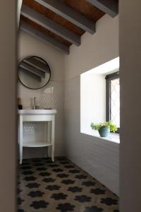 a bathroom with a sink and a mirror at Dé Corner Rooms and Suites in Soncino